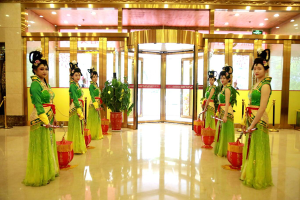 省市勞模同迎五一共賞《大唐女皇》(圖8) 省市勞模同迎五一共賞《大唐女皇》(圖8)